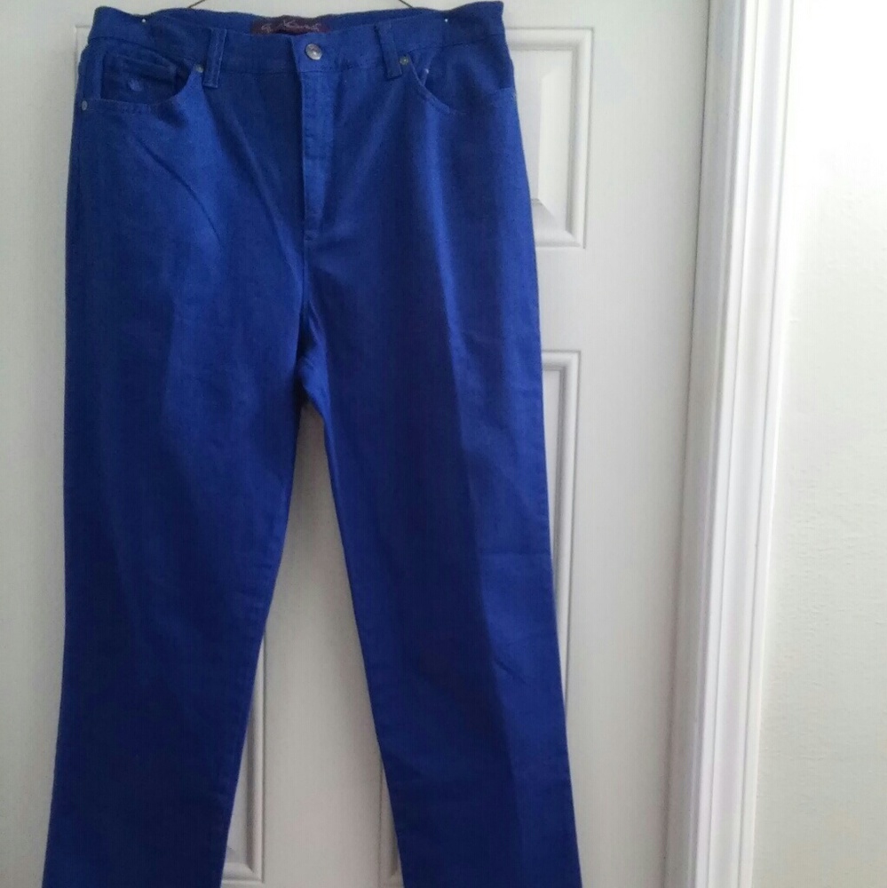 Gloria Vanderbilt jeans medium blue.